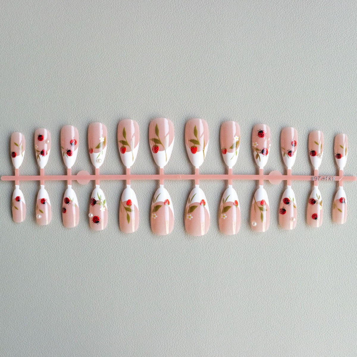 Künstlerische Marienkäfer Nagelkunst