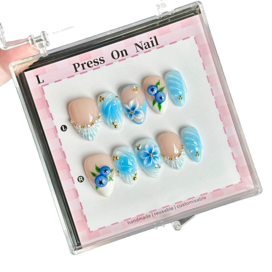 Künstlerisches Floral Press-On Nagelset mit blauen Akzenten