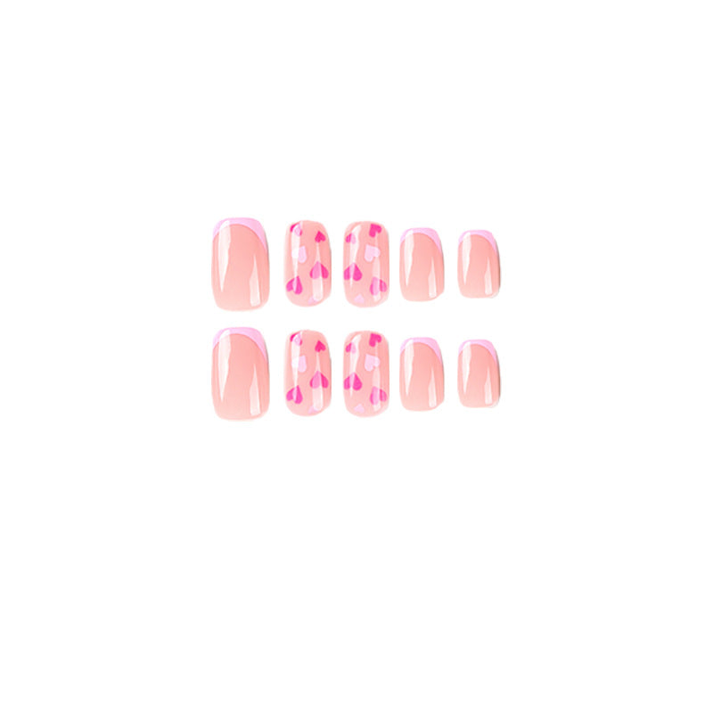 Elegante Nagelkunst mit Herzmotiven Brehn