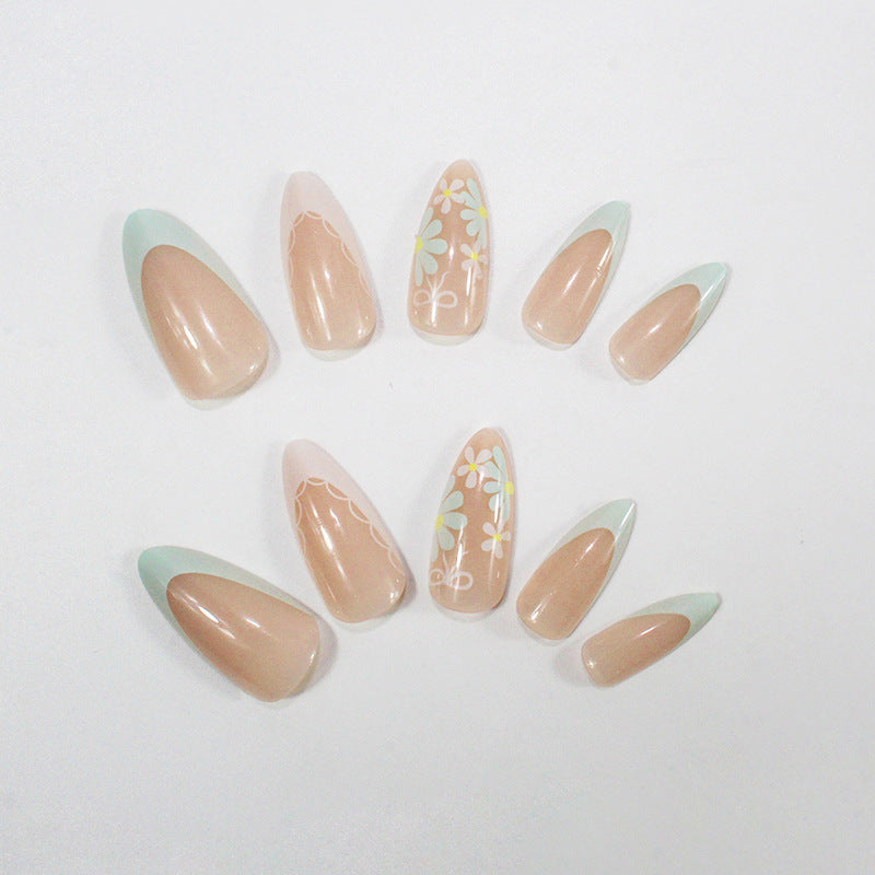 Kunstnagelset mit floralen Akzenten und eleganten Spitzen Brehn