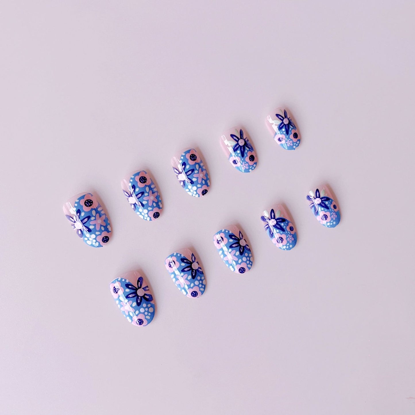 Kunstnagelset mit floralen Akzenten und lebendigen Mustern Brehn