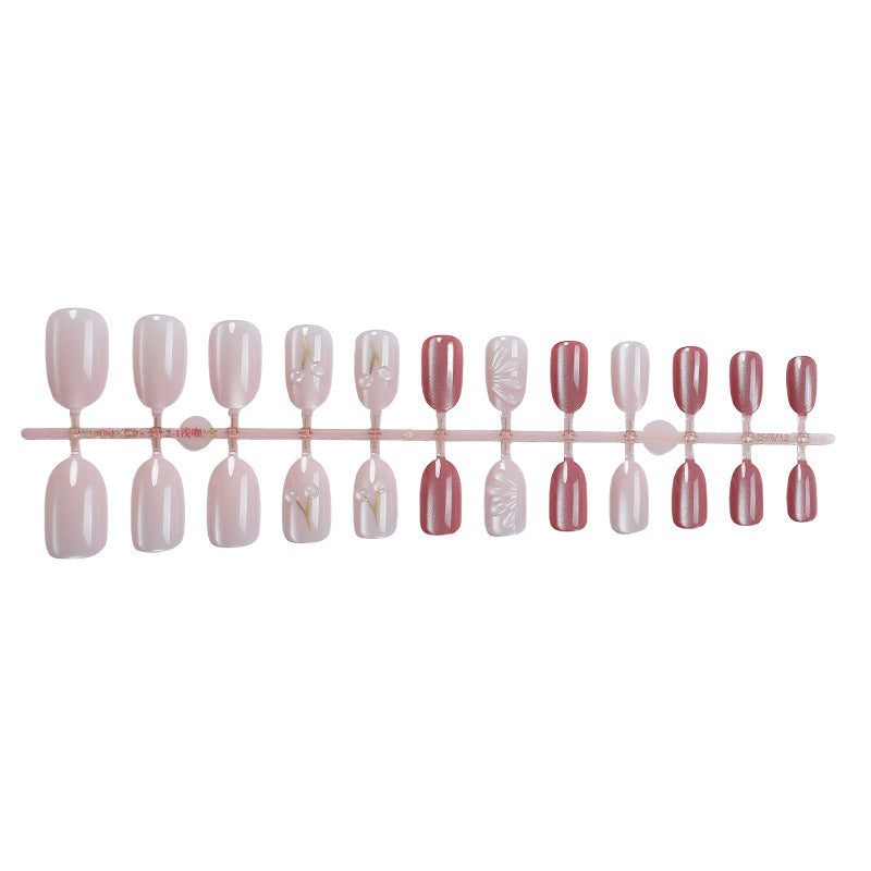 Kunstnagelset mit elegantem Hochglanz-Finish und kreativen Verzierungen Brehn