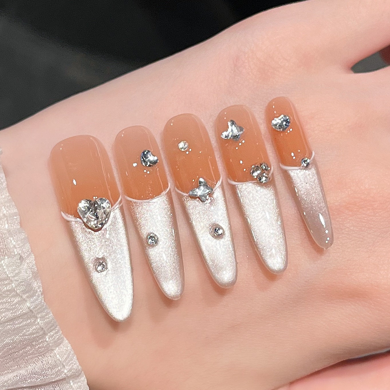 Elegante Press-On Nagelverlängerungen mit Juwelenakzenten Brehn