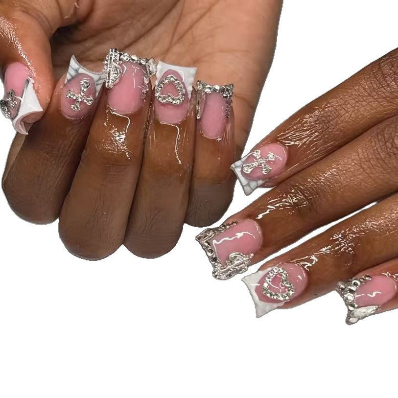 Dekorative Press-On Nagelkunst mit Strassdetails Brehn