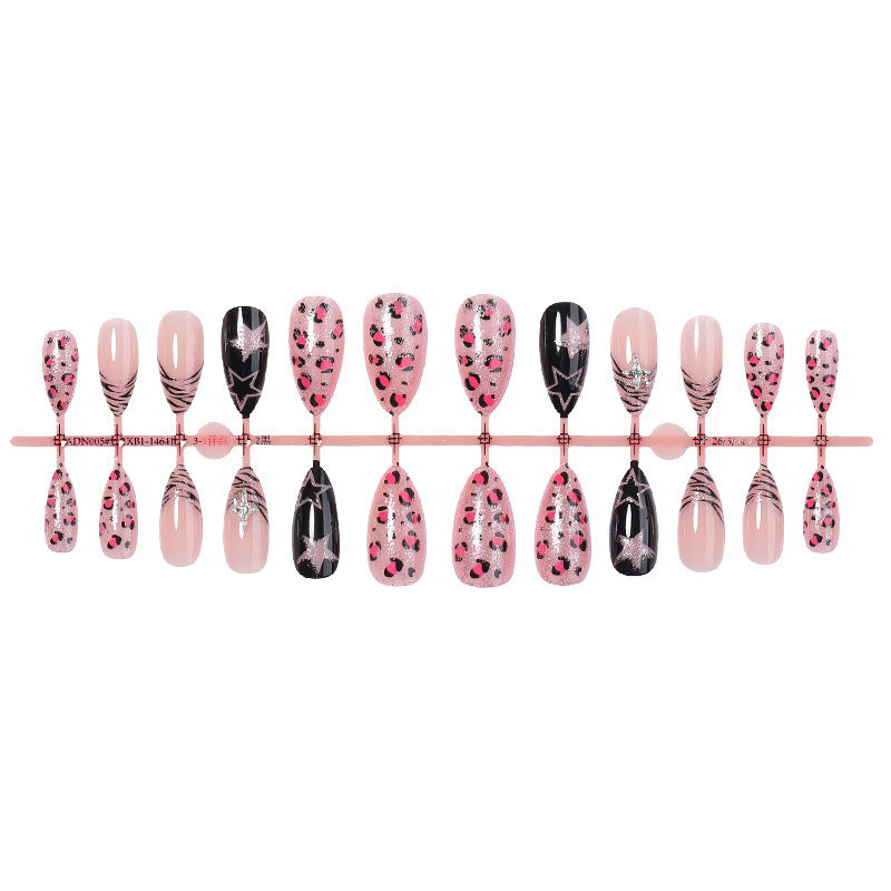 Kreatives Kunstnagelset mit Leoparden- und Glitzerakzenten Brehn
