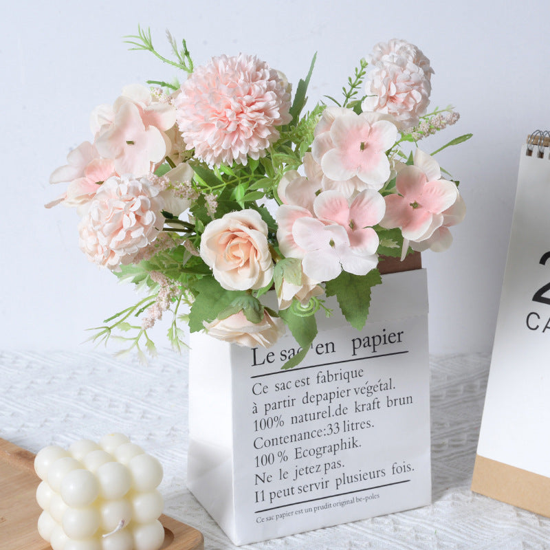 Stylischer künstlicher Blumenstrauß