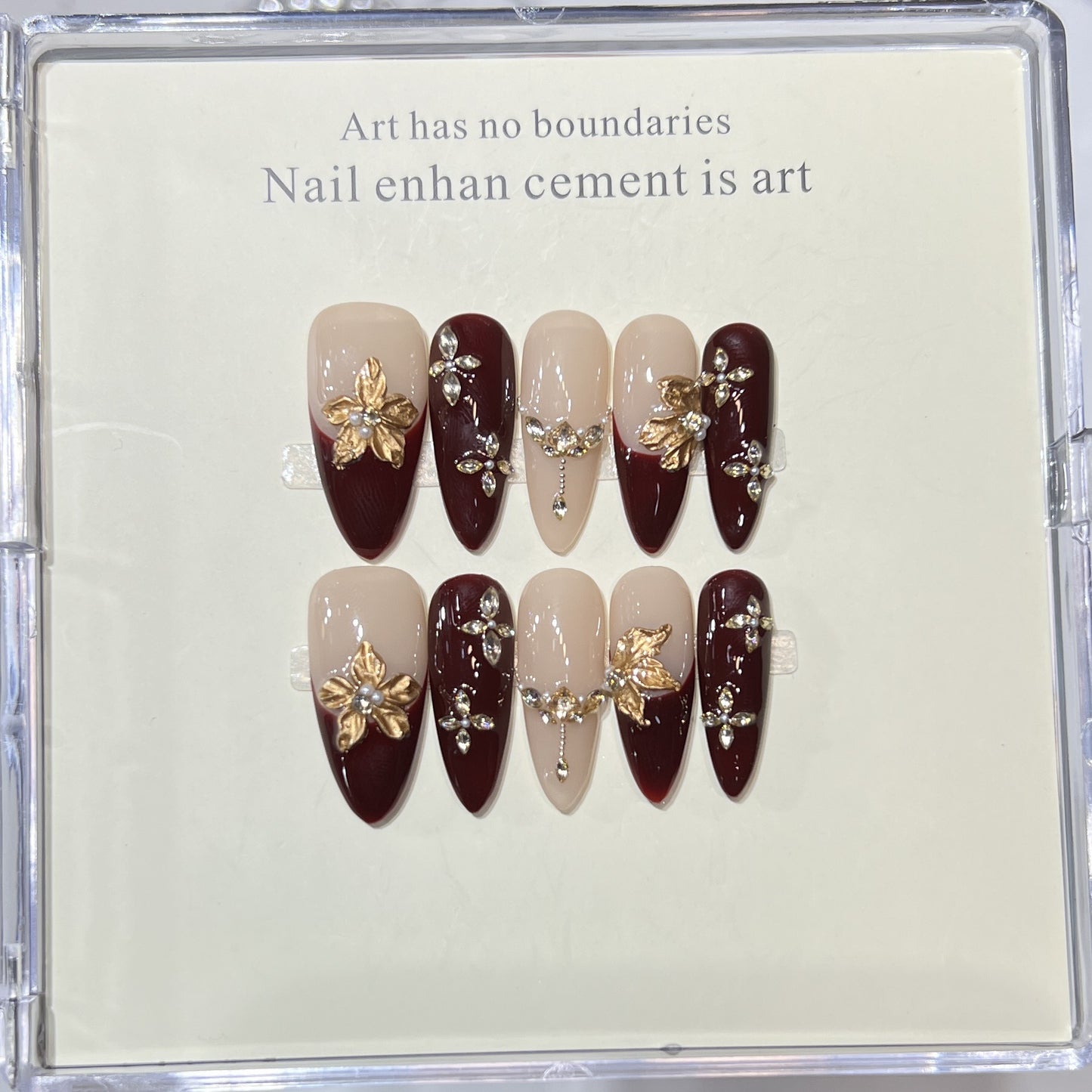 Künstlerisches Press-On-Nagelset mit elegantem floralen Design Brehn