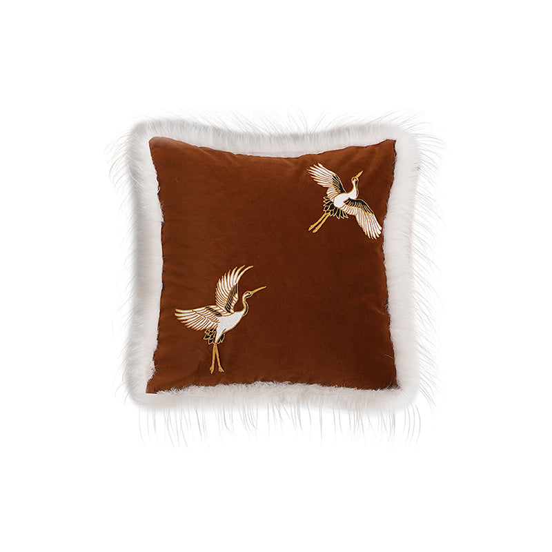Luxuriöser bestickter Satin-Kissenbezug mit Kunstfell-Borte und Kranich-Motiv Brehn