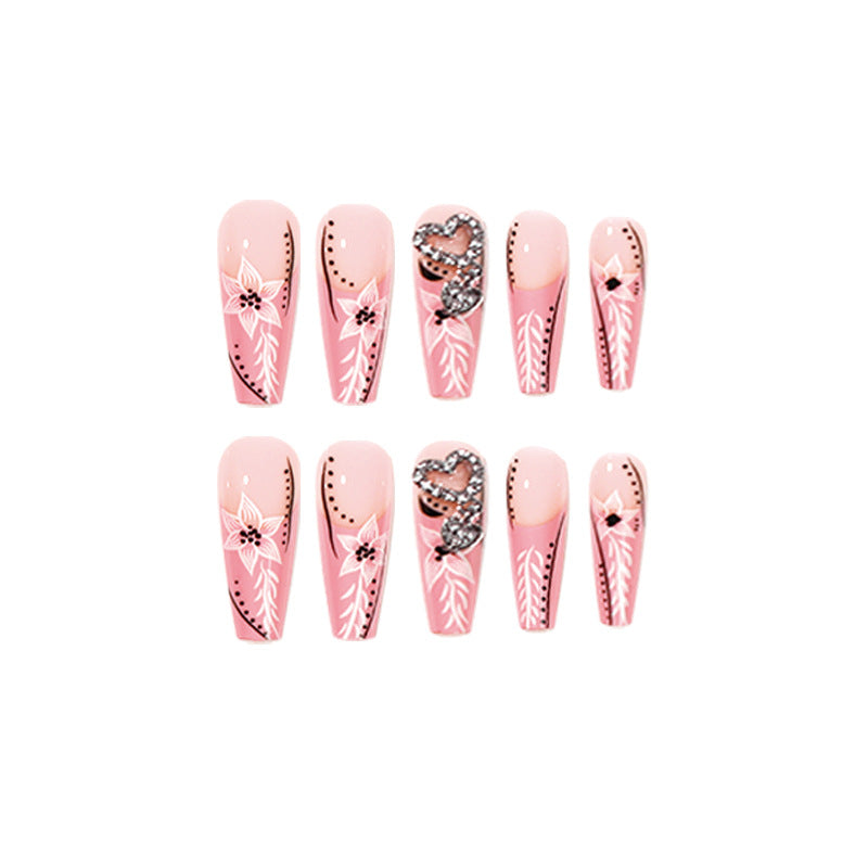 Kunstvolle Nagelkunst mit Blumen- und Herzmotiven Brehn