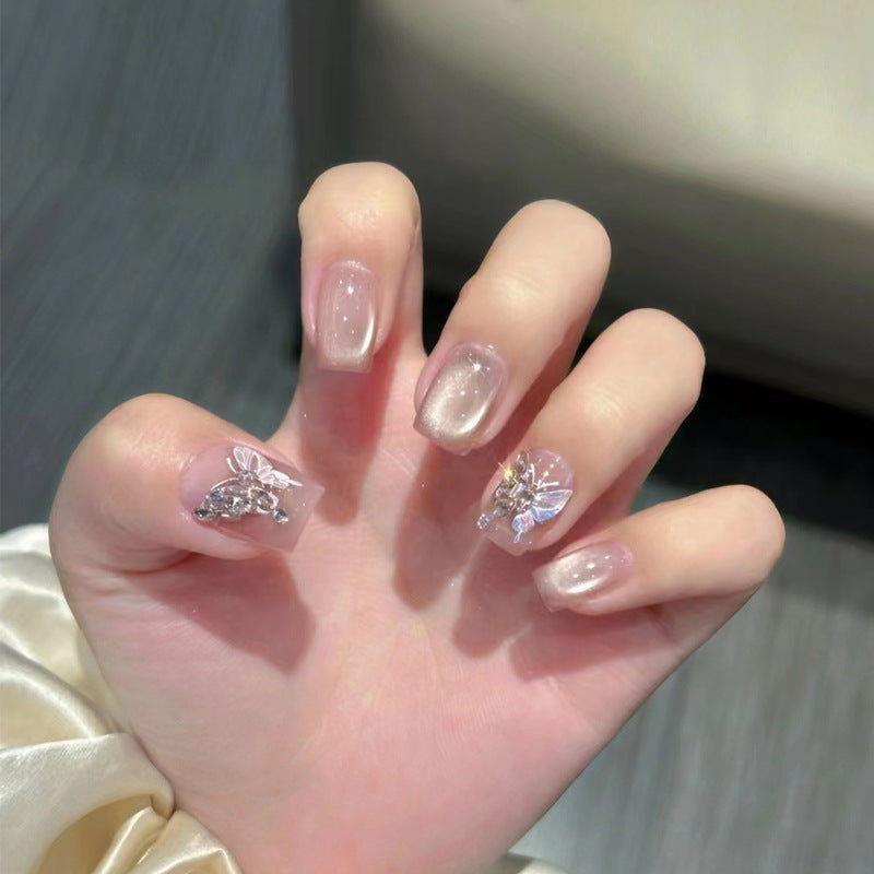 Elegantes Nagelkunstset mit floralen Akzenten Brehn