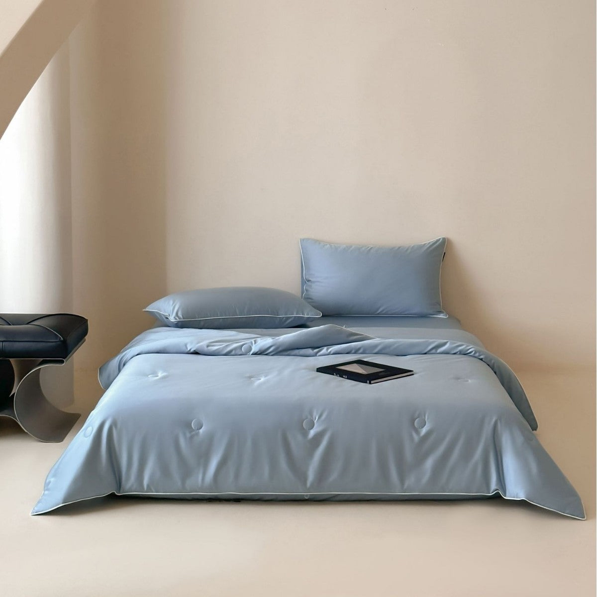 Elegante gesteppte Bettüberwurf-Garnitur aus Satin mit Paspelrand und Zierknöpfen Brehn