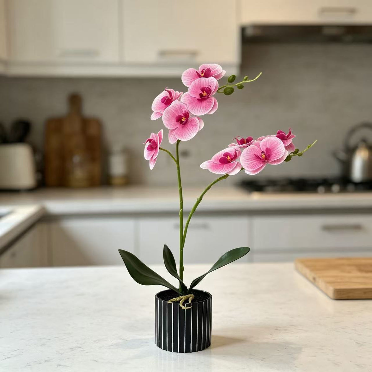 Künstliche Orchideenarrangement für die Innendekoration Zuhause