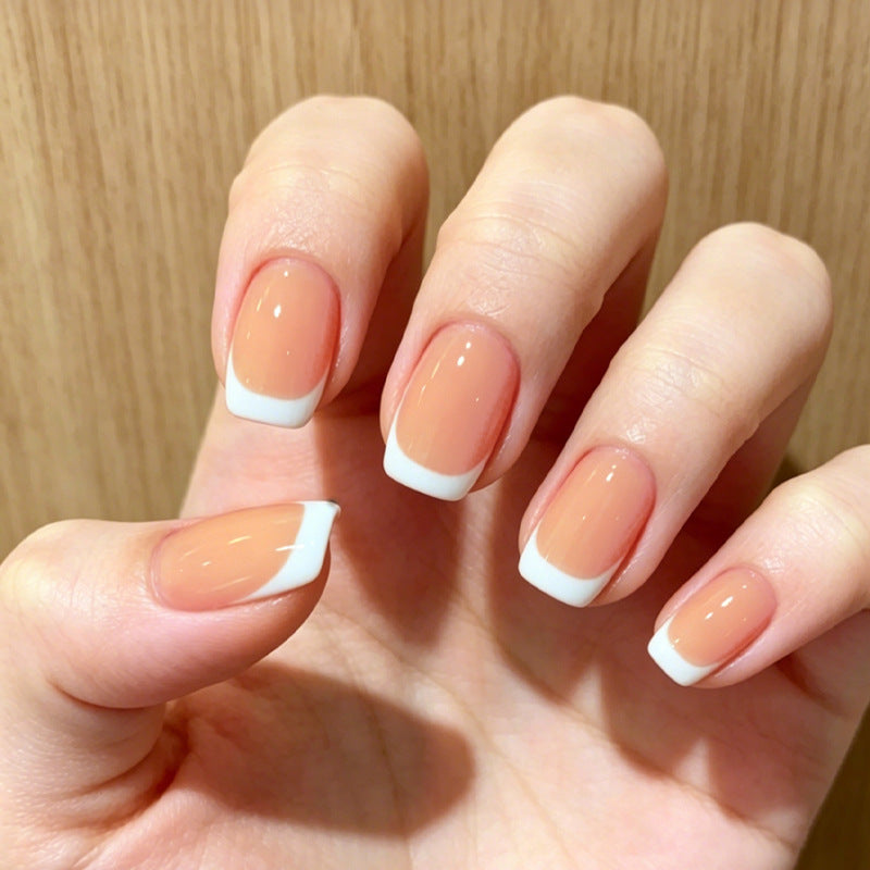 Kunstnagelset mit eleganter French-Optik Brehn