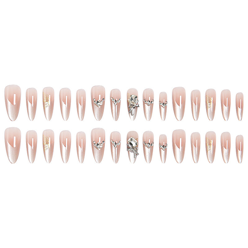 Kunstnagelset mit eleganten Kristallverzierungen und Ombre-Effekt Brehn
