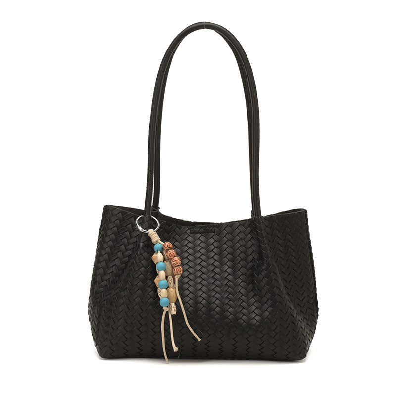 Gewebte Leder-Tote mit dekorativen Charms