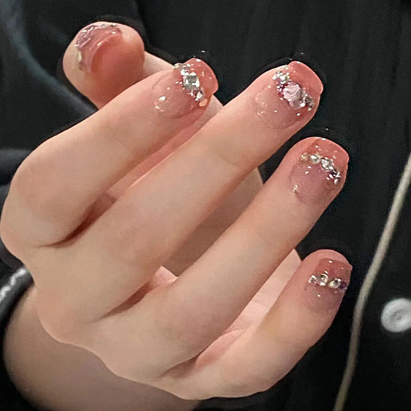 Glamouröse Nail Art mit Strass-Details Brehn