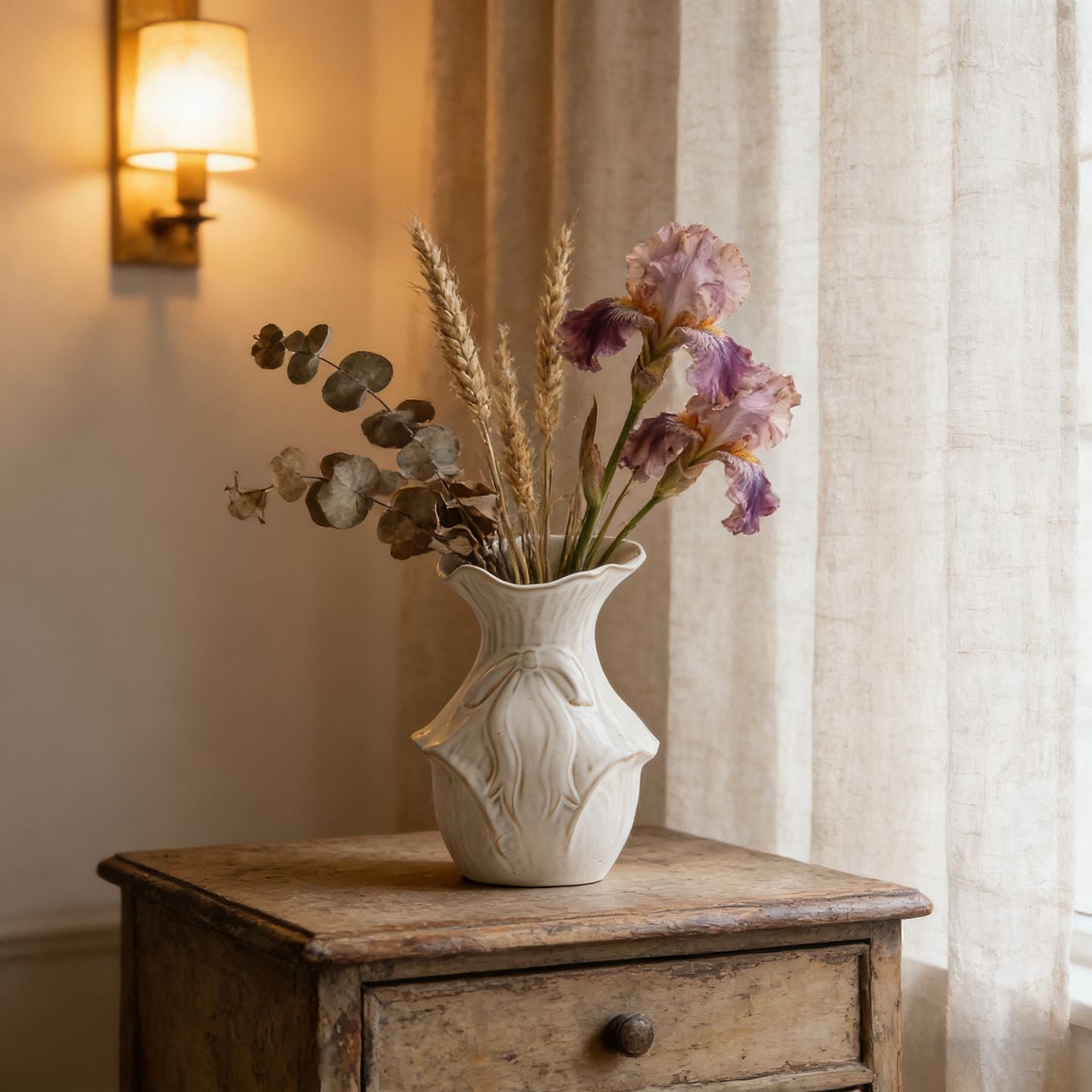Kleine skulpturale Keramik-Bud-Vase mit organischem Blattrelief