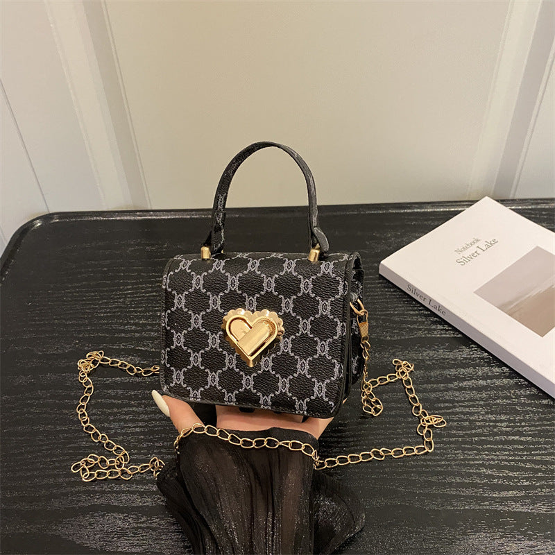 Elegante herzverzierte Handtasche