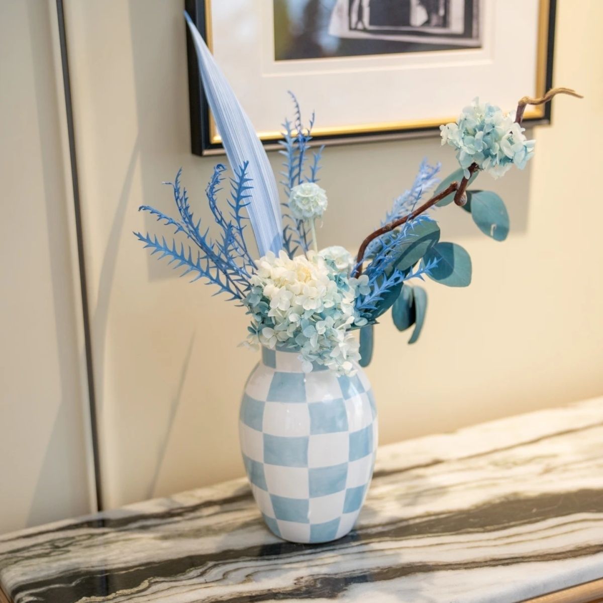 Dekorative florale Vase mit getrockneten Pflanzen