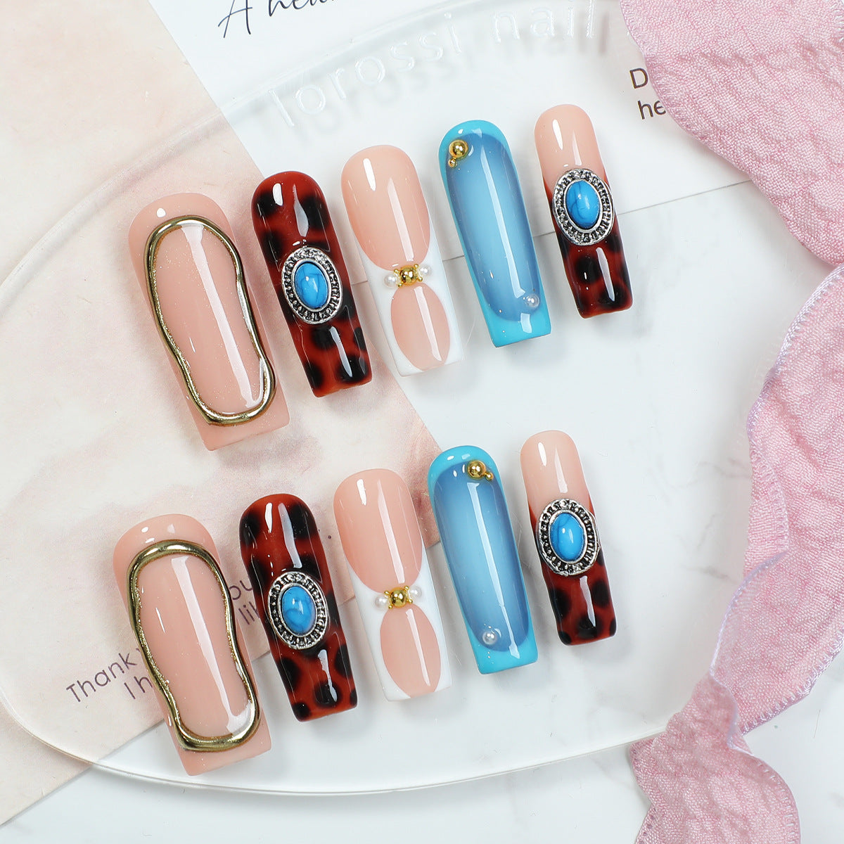Kunstnagelset mit luxuriösen Design-Elementen und kreativen Akzenten Brehn