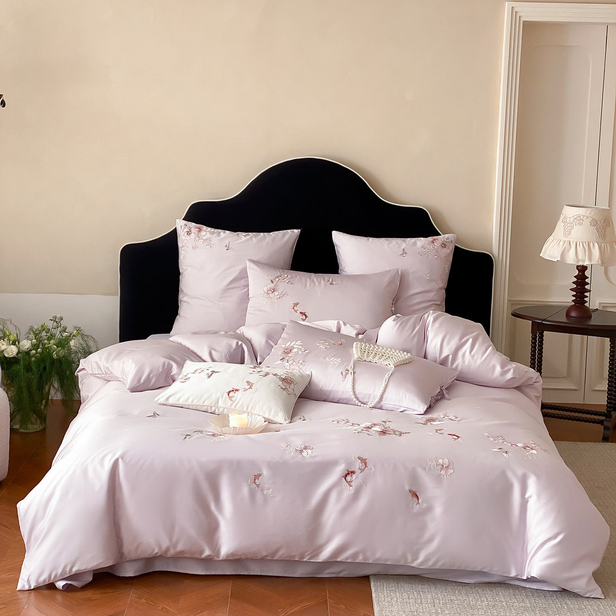 Luxuriöse Baumwollsatin-Bettwäschegarnitur mit floraler Stickerei und Hotelverschluss