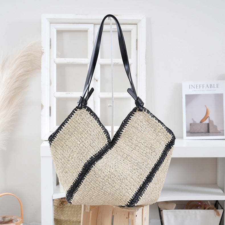 Handtasche Aus Geflochtenem Naturmaterial mit Kontrastierenden Ledergriffen Brehn