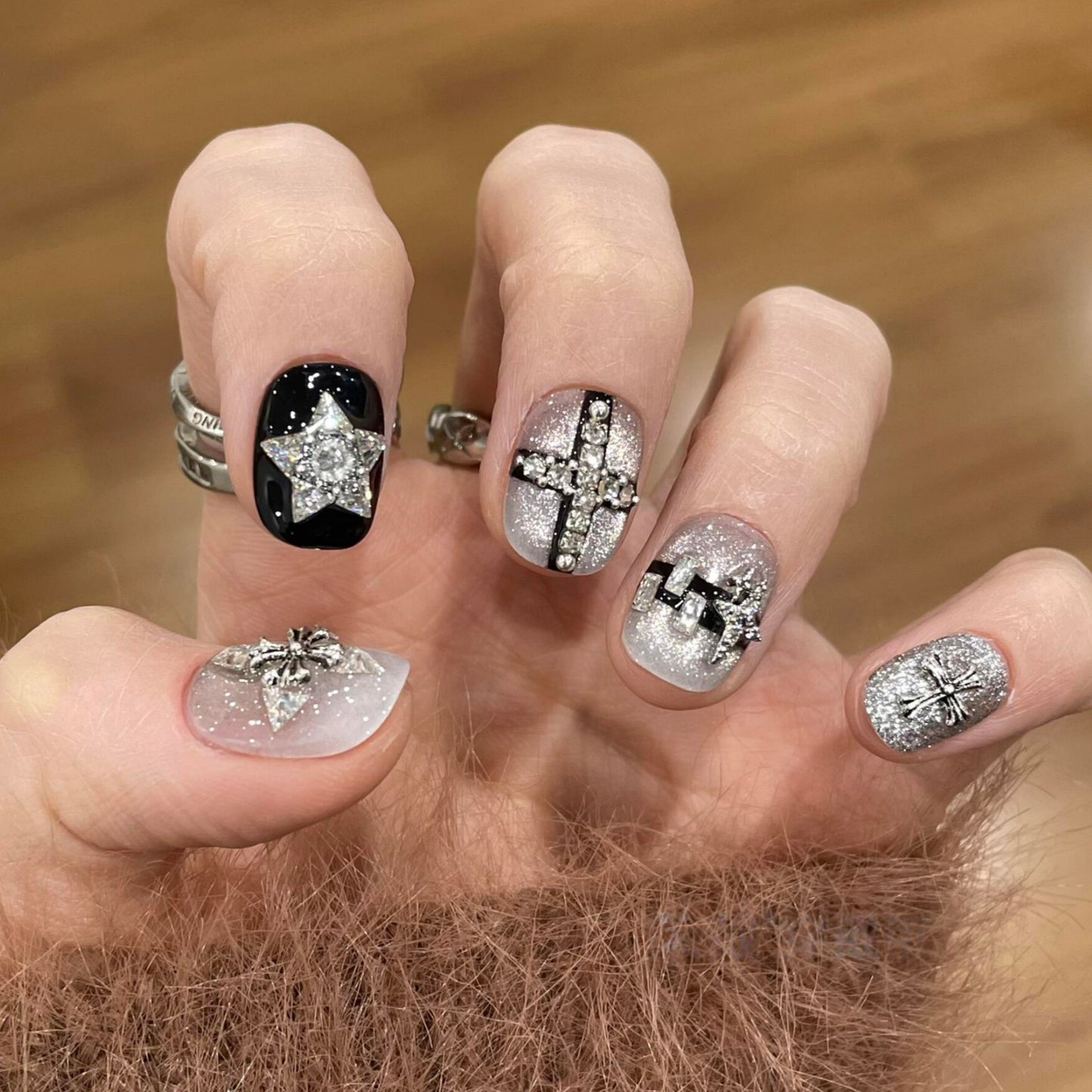 Glamouröse Kunstnägel mit Strass- und Glitzermotiven Brehn