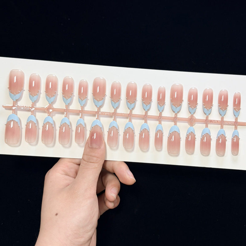 Künstlerisches French Tip Nageldesign mit Glitterakzenten Brehn