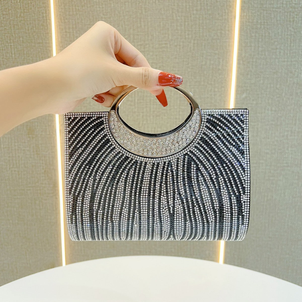 Glamouröse Abendhandtasche mit Strass-Design