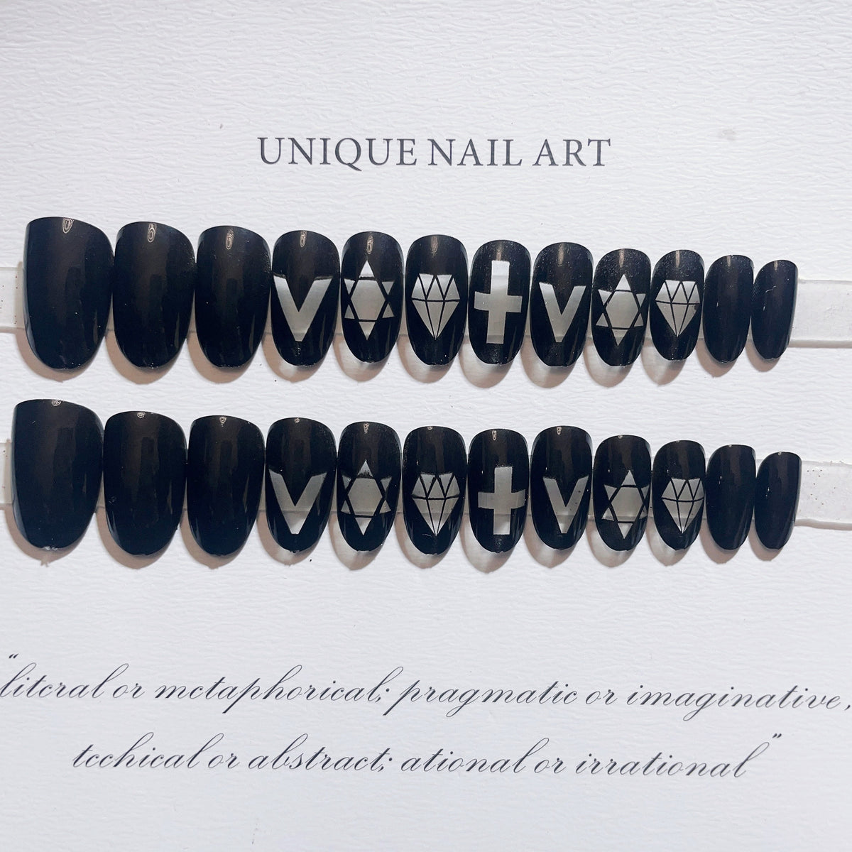 Künstlerisches Press-On-Nagelset mit geometrischen und symbolischen Designs