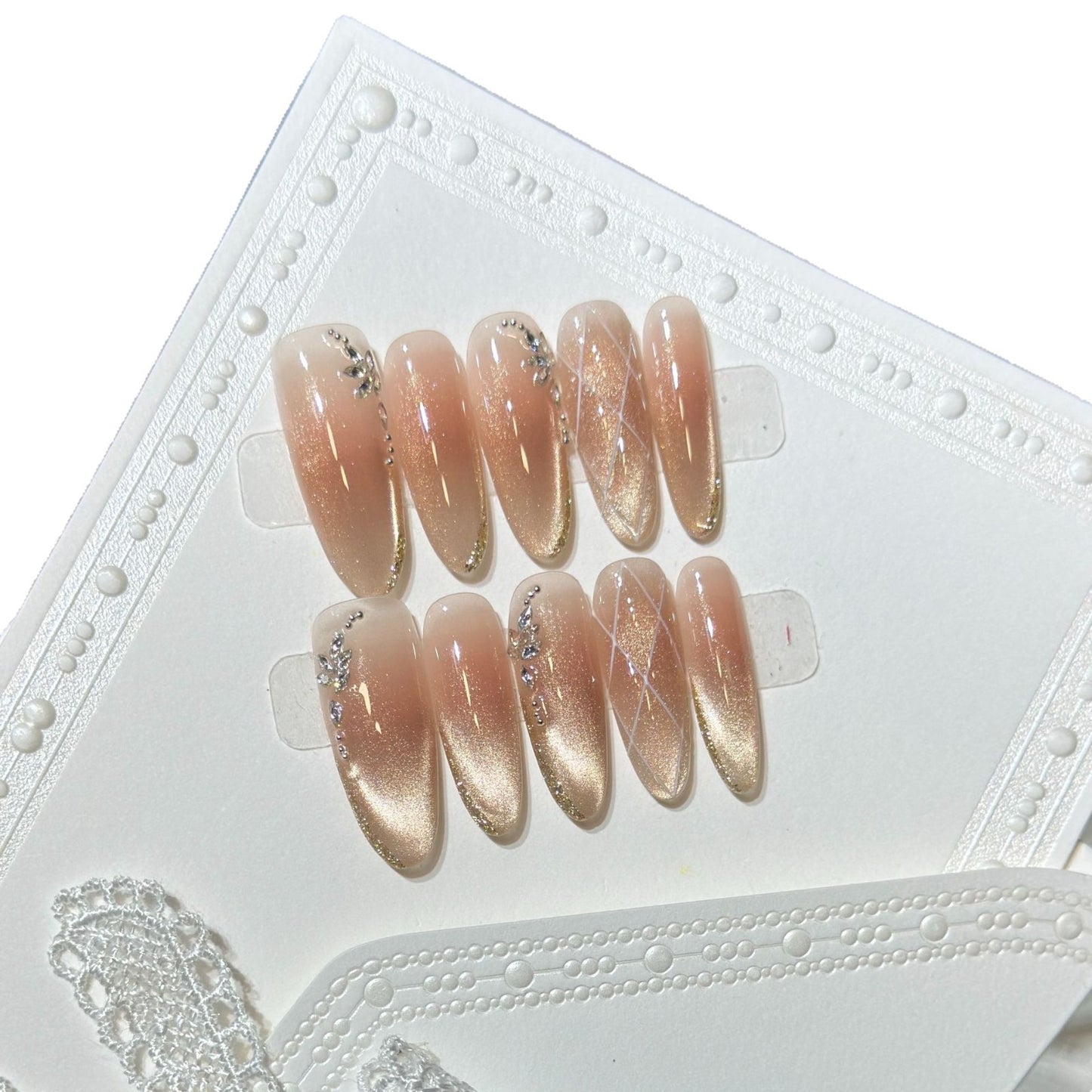 Glamouröses Stiletto Press-On Nail Set mit Strassakzenten Brehn