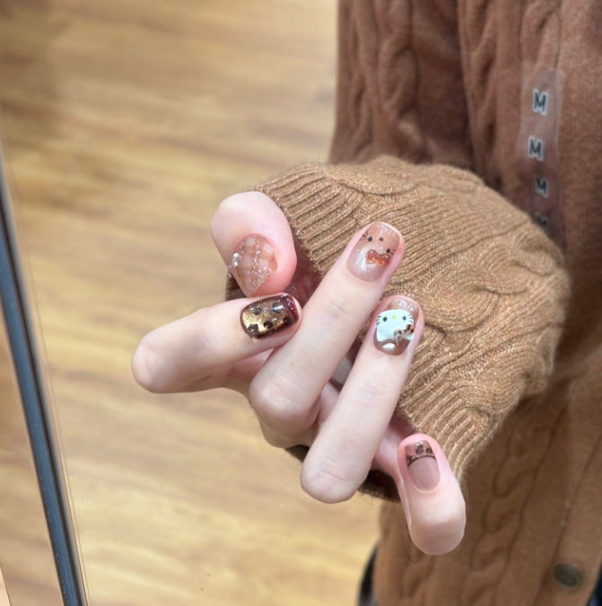 Kunstnagelset mit festlichem Geschenk-Design und eleganten Glitzer-Akzenten Brehn