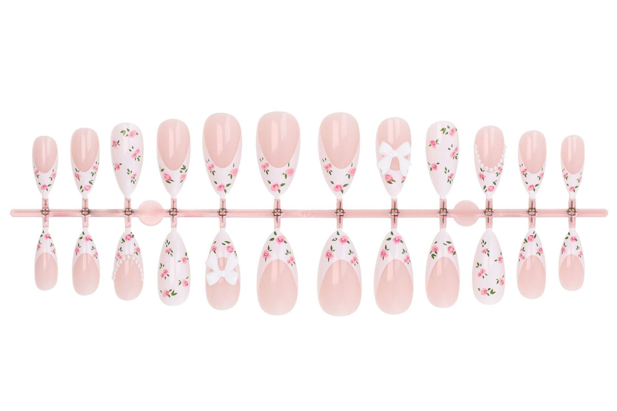 Kunstnagelset mit romantischen Blumenmotiven und eleganten Details Brehn