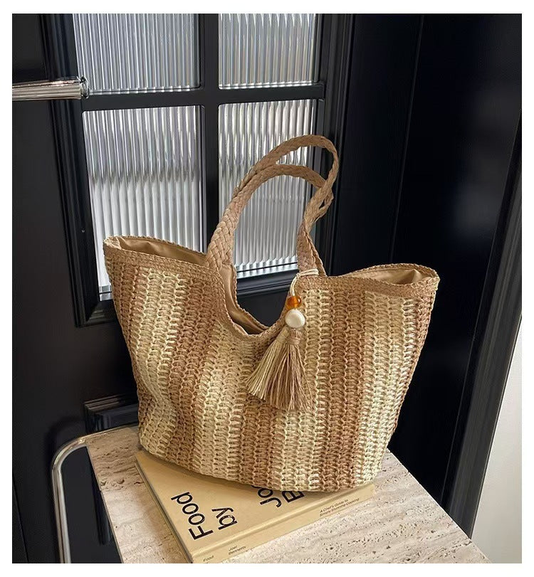 Handgefertigte Basttasche mit Eleganten Quasten und Detailreicher Struktur Brehn