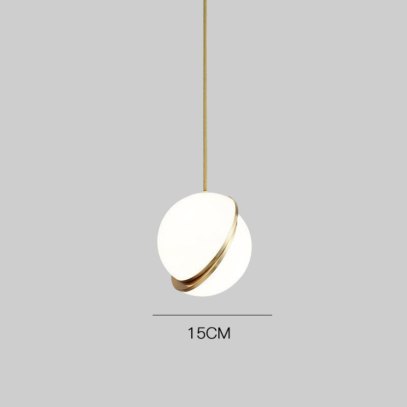 Moderner minimalistischer Pendelleuchte mit eleganten goldenen Akzenten