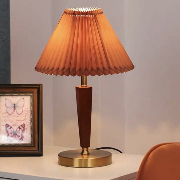 Dekorative Tischlampe mit plissiertem Schirm
