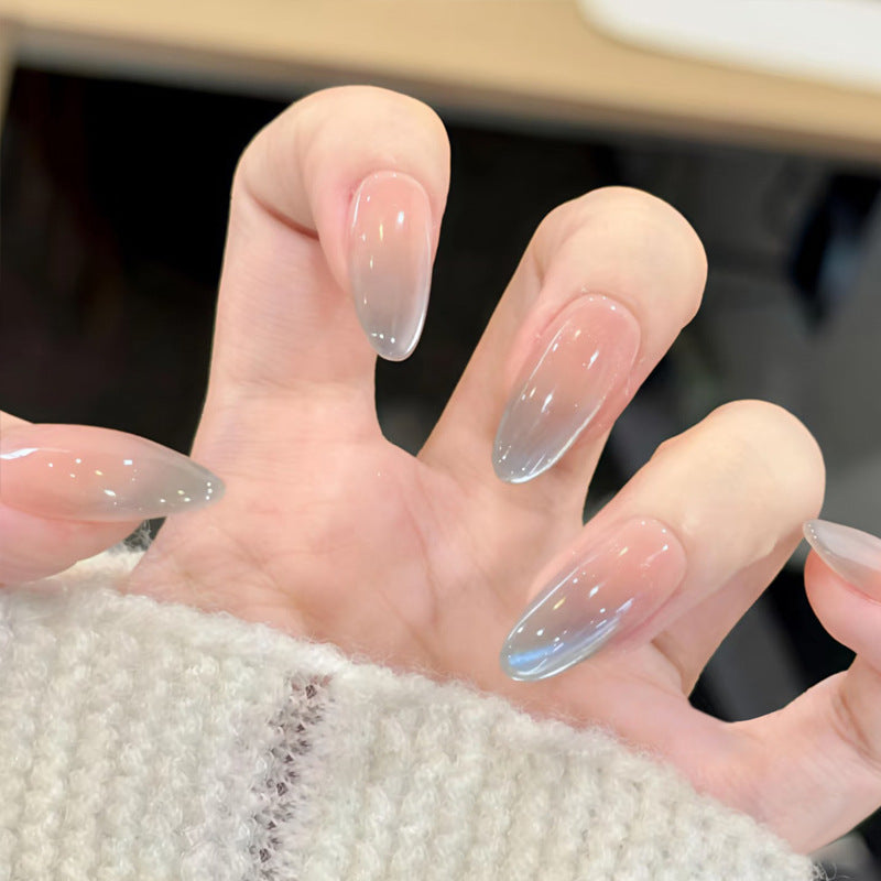 Künstlerische Nagelverlängerungen mit dekorativen Elementen Brehn