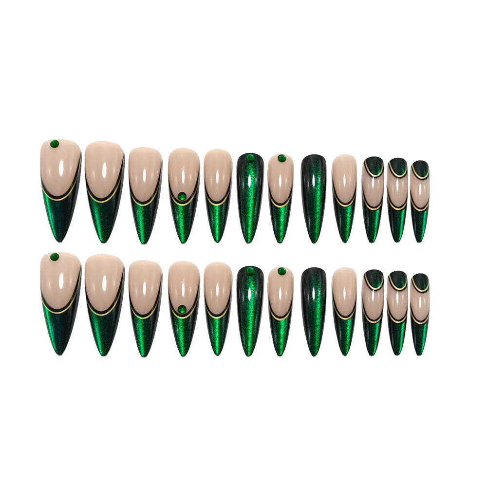 Elegante Kunstnägel mit Glitzer- und Metallverzierungen Brehn
