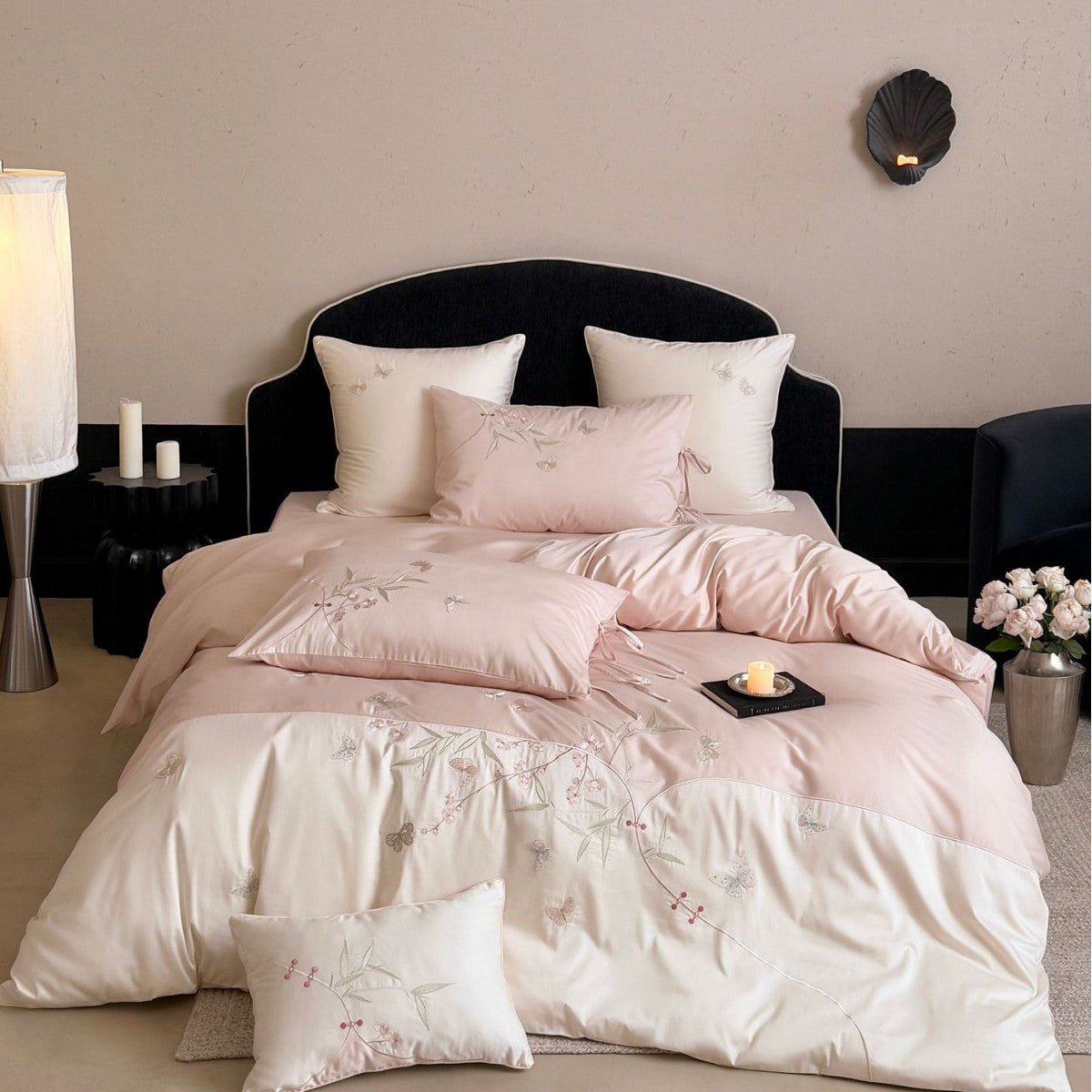 Luxuriöses besticktes Satin-Bettwäscheset mit Wendefunktion und Zierkissen