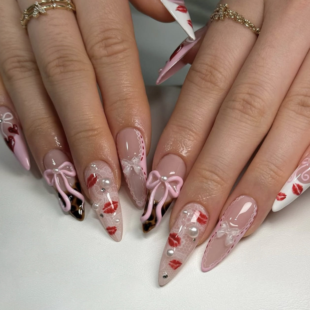 Elegante Kunstnägel mit floralen Akzenten Brehn