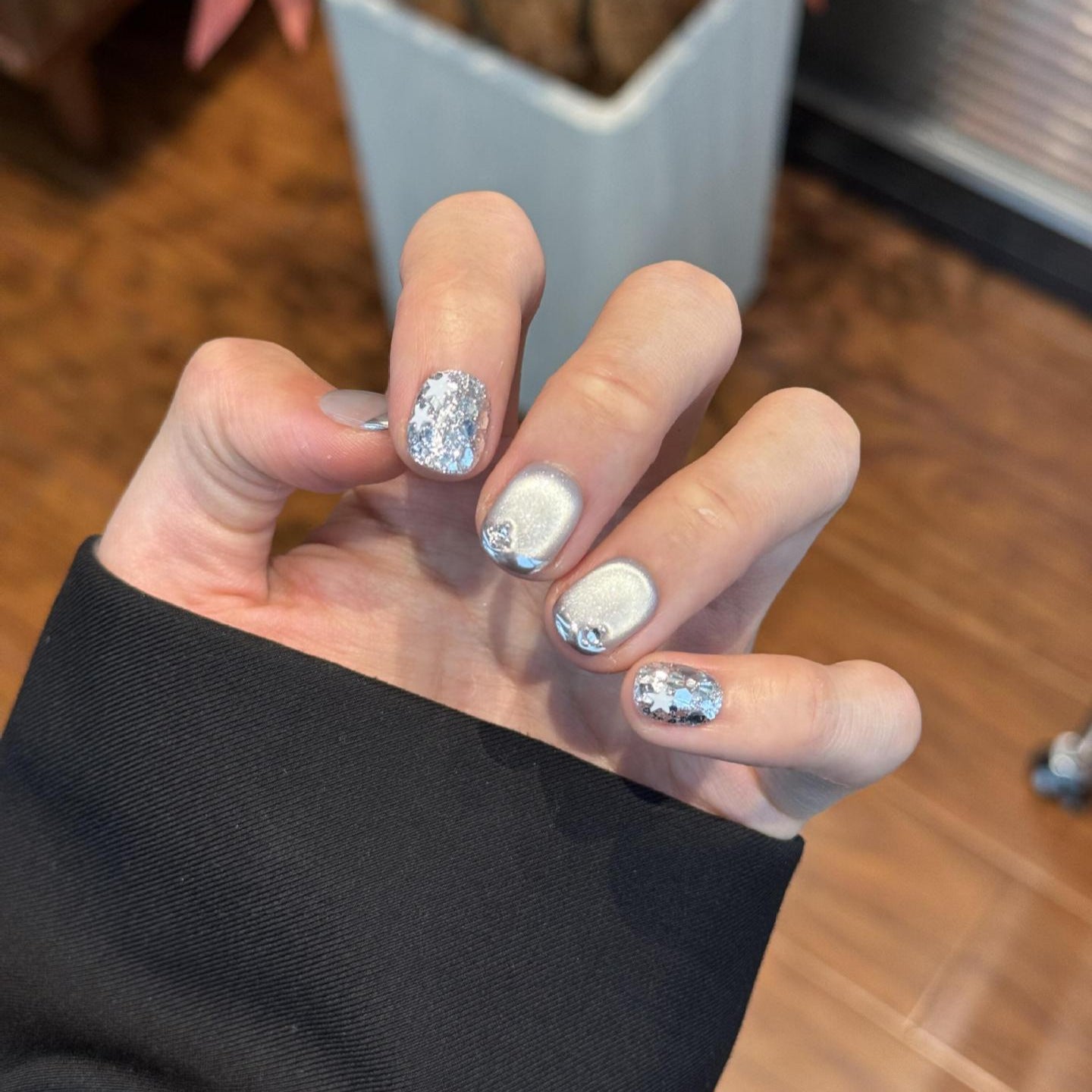 Glamouröse Kunstnägel mit Strahlendem Metallic-Finish Brehn