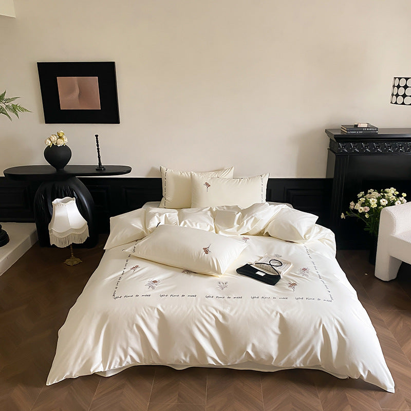 Bestickte Baumwollsatin Bettbezugset mit floralem Muster und Schriftzug-Rand
