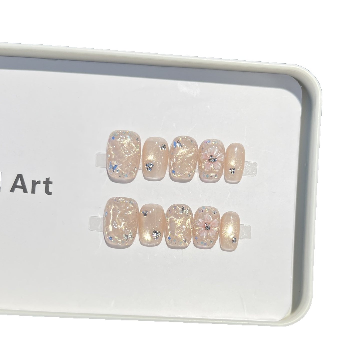 Dekorativer Floral Press-On Nagelset mit schimmernden Akzenten Brehn