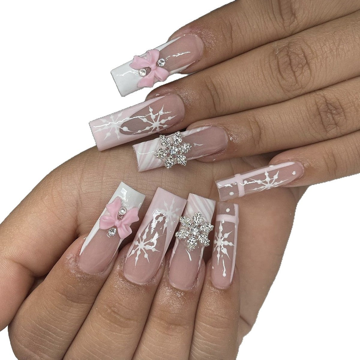 Kreatives Kunstnagelset mit filigranen Schneeflocken- und Schleifenverzierungen Brehn