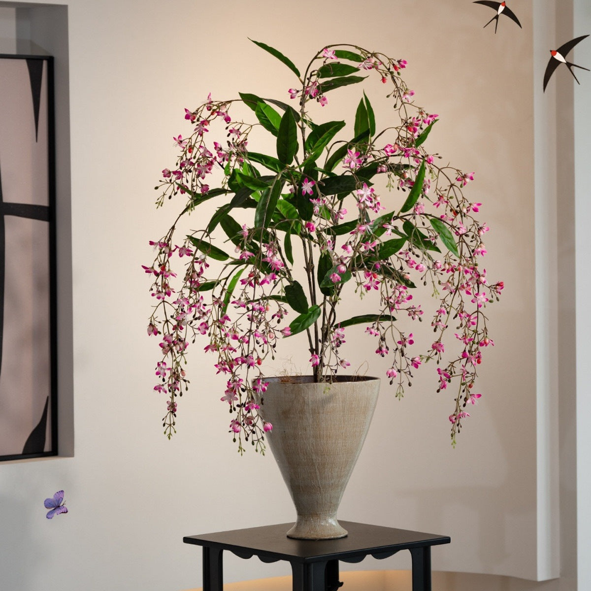 Lebensechte Orchideenblütenarrangement