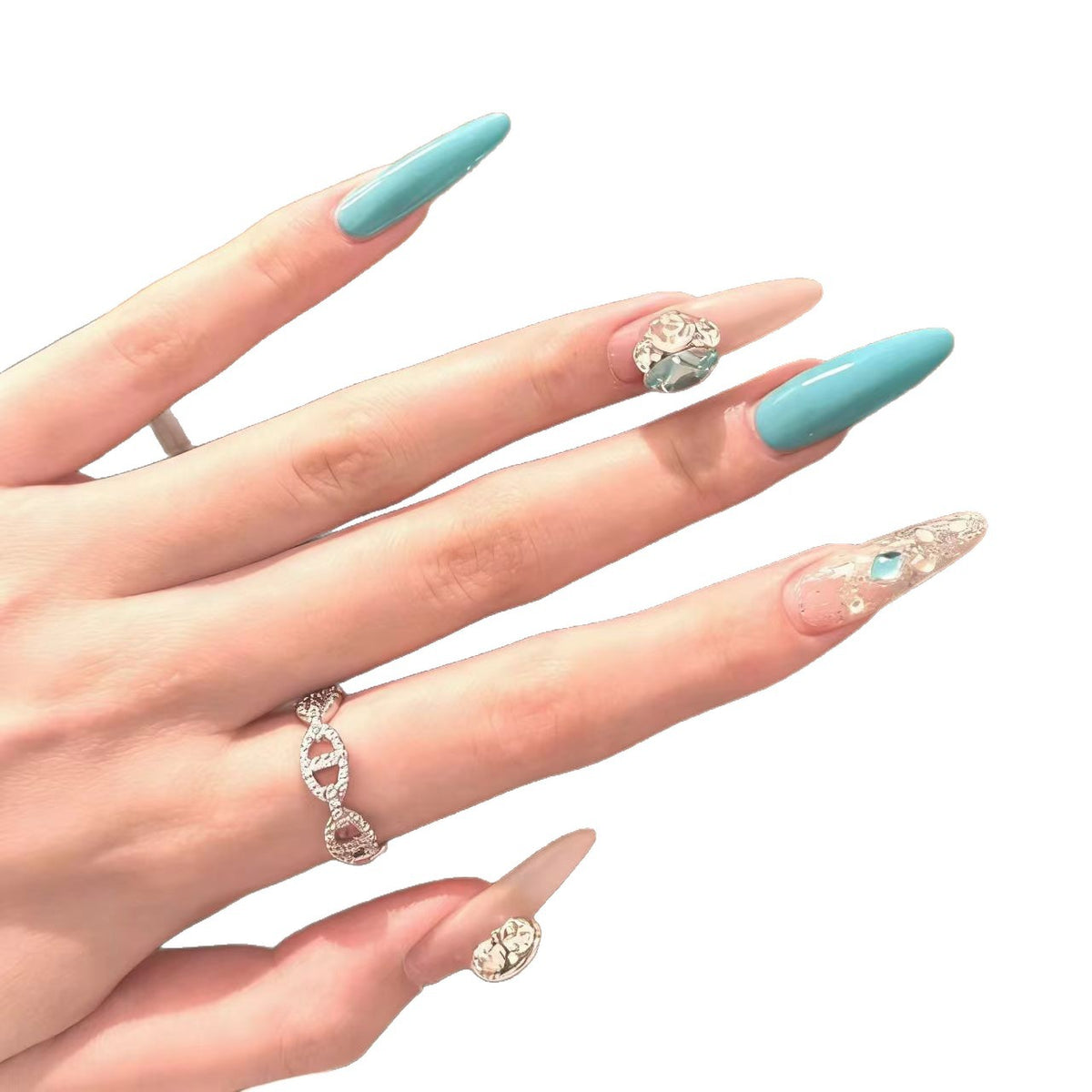 Glänzende elegante Nagelkunst