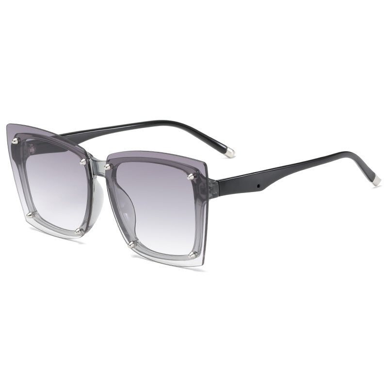 Damen statement Sonnenbrille mit stilvollem quadratischen Rahmen und modischen Akzenten Brehn