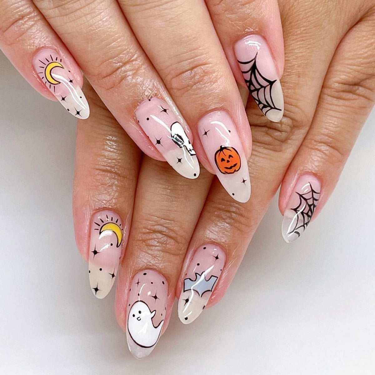 Kreatives Halloween Kunstnagelset mit unterhaltsamen Geister- und Kürbismotiven Brehn