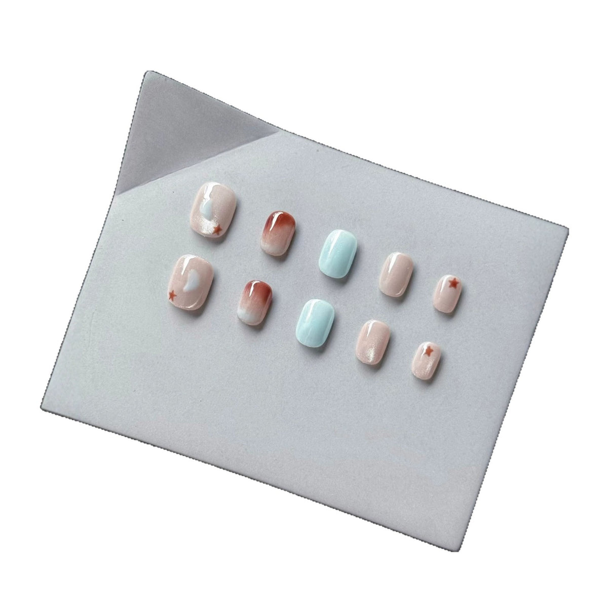 Künstlerisches Press-On Nagelset mit Stern- und Herzdesigns