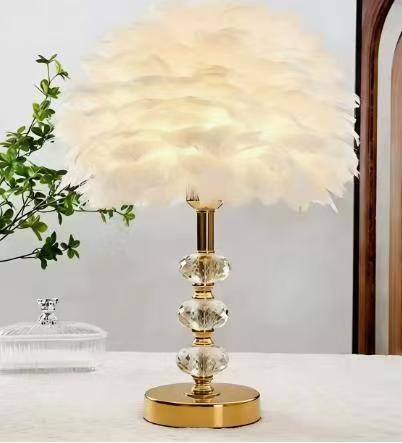 Gefiederte Akzent-Tischlampe